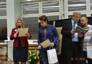 Wręczenie nagrody zwycięzcy Konkursu przez dyrektora szkoły Barbarę Makowską, Kazimierza Tischnera i reżysera Szymona J. Wróbla